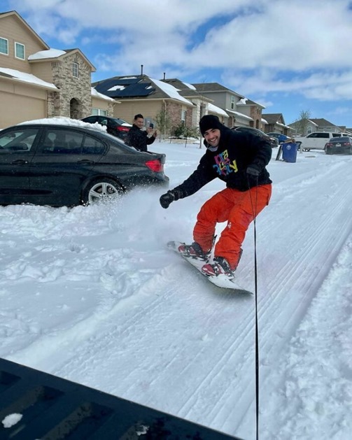 13 Người ta trượt tuyết ngay trên đường phố